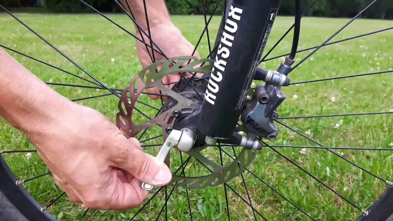Jak zdjąć przednie koło w rowerze - proste kroki bez problemów