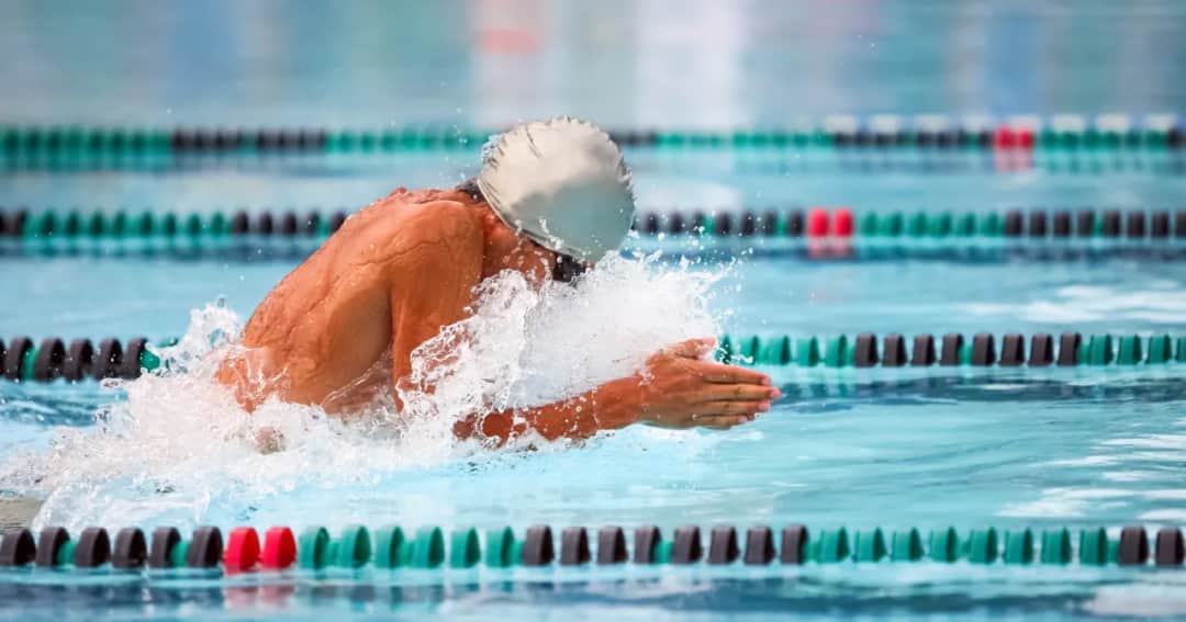 Jak szybko pływać żabką: Sekrety efektywnej techniki i prędkości