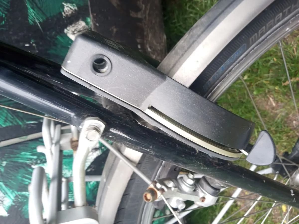Jak otworzyć blokadę tylnego koła roweru bez klucza i frustracji