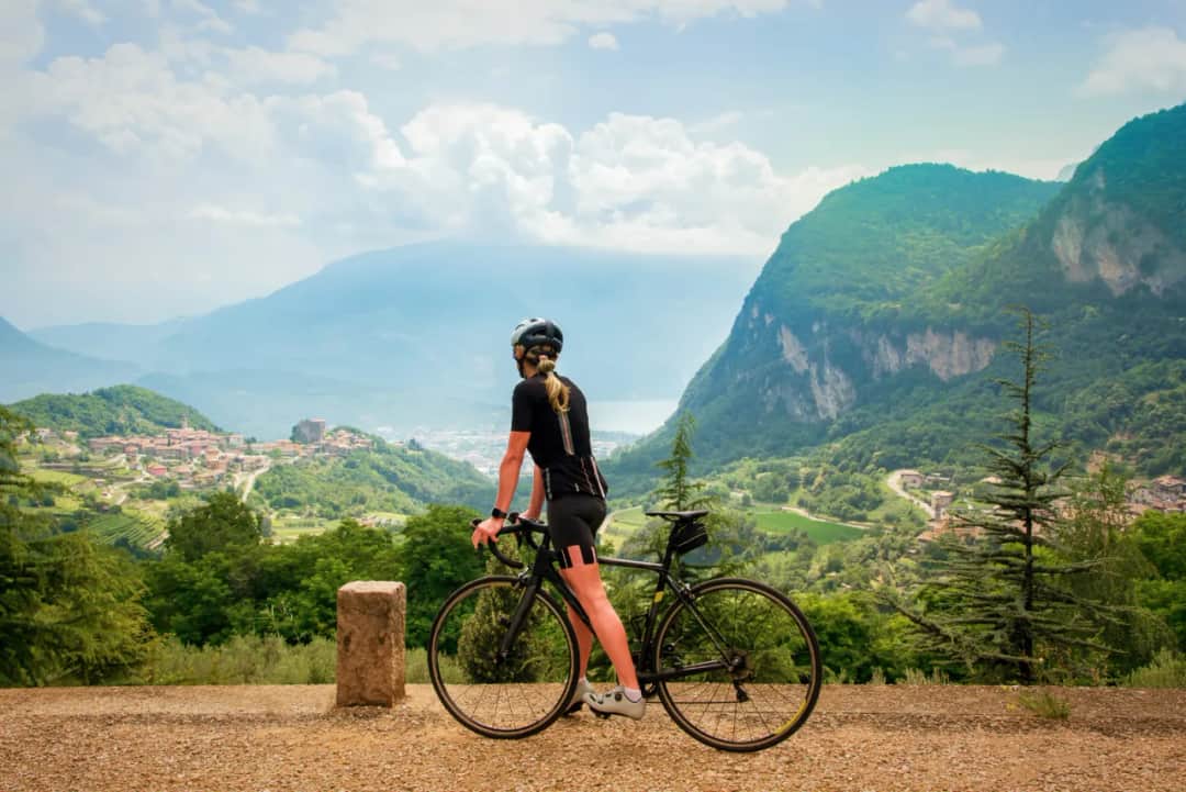 Niezapomniane trasy rowerowe wokół Jeziora Garda - odkryj piękno natury