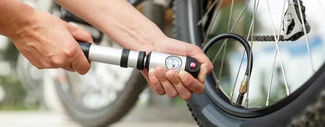 Jak napompować rower kompresorem i uniknąć uszkodzeń opon