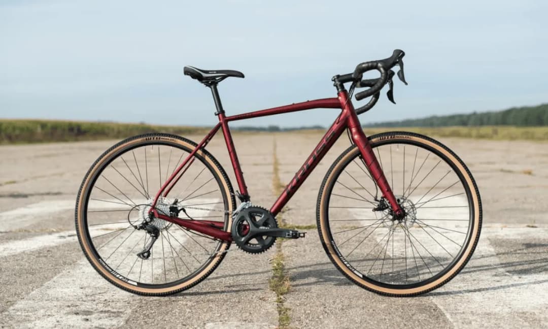 Rower szosowy czy gravel - który wybór zaspokoi Twoje potrzeby?