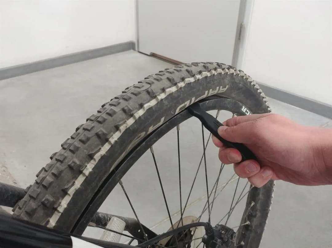 Jak zmienić opony w rowerze – proste kroki, które musisz znać