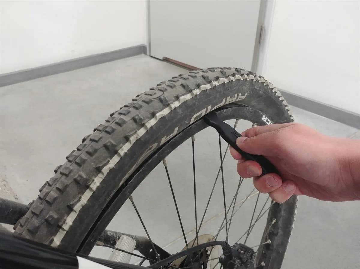 Jak zmienić opony w rowerze – proste kroki, które musisz znać