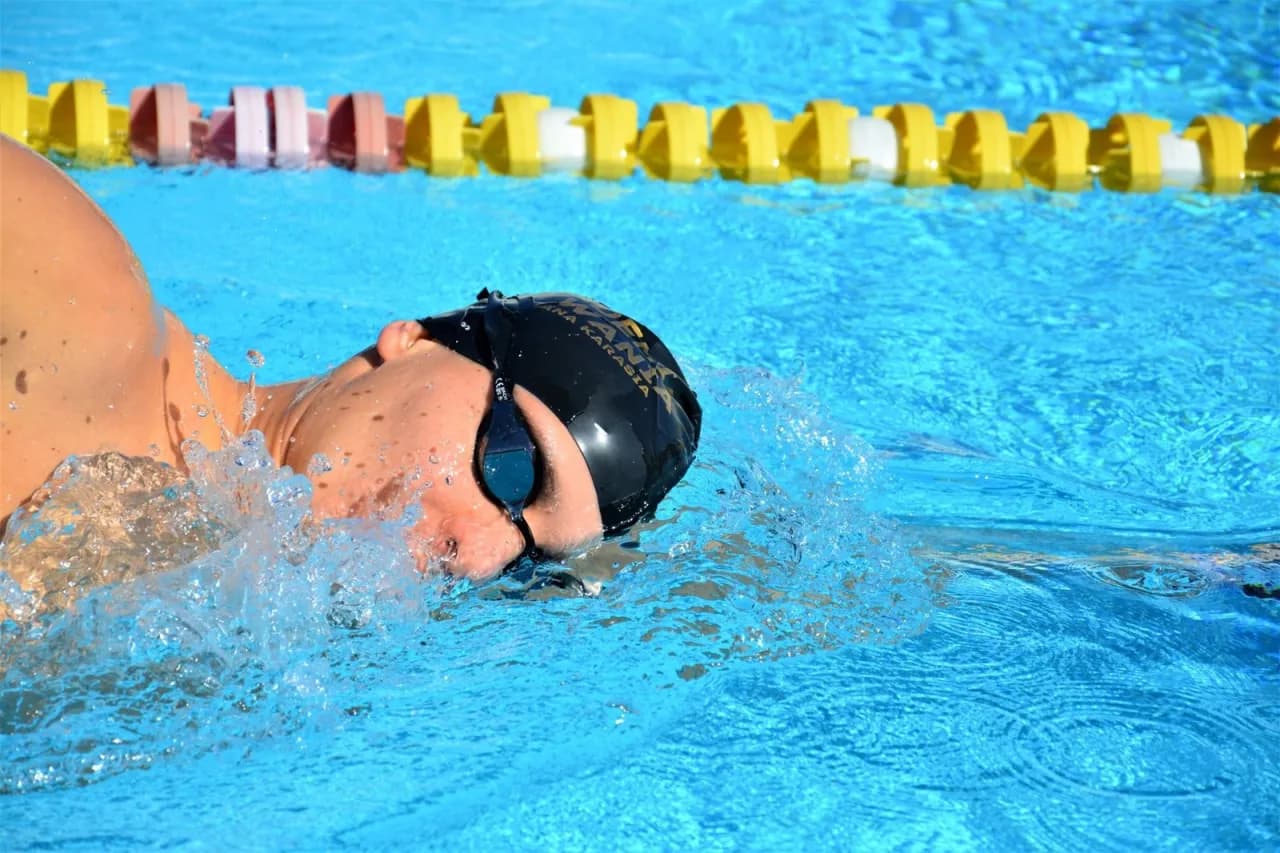 Jak oddychać podczas pływania kraulem, aby uniknąć zachłyśnięcia