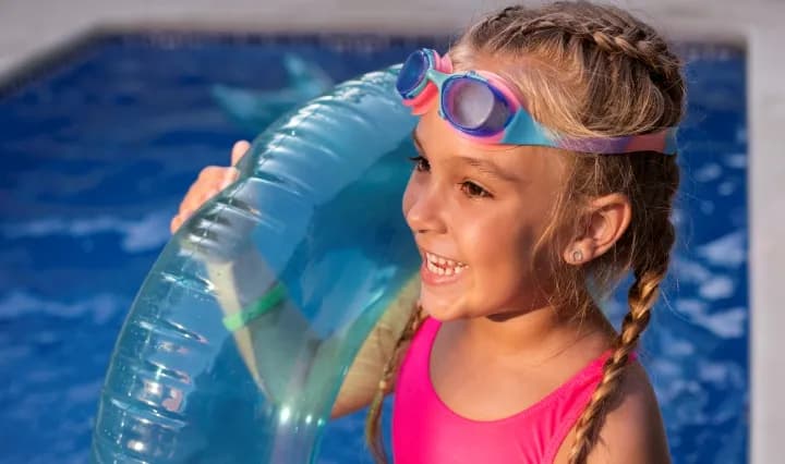 Jak nauczyć dziecko pływać bez stresu i z przyjemnością