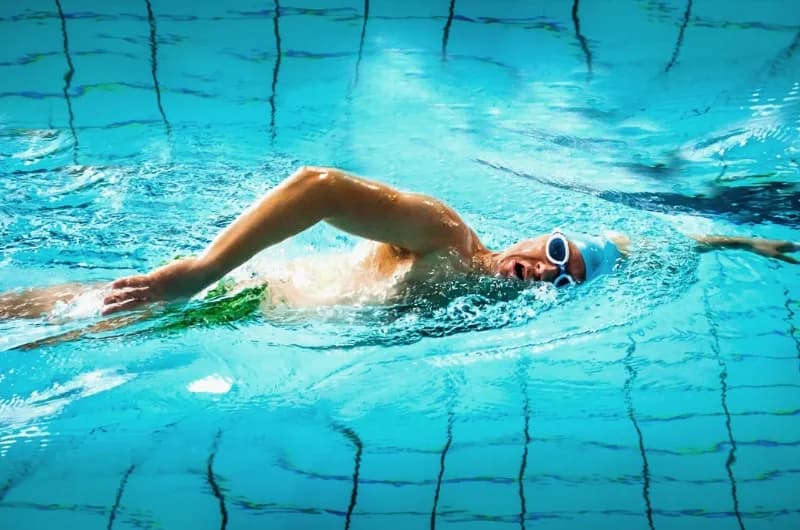 Jakie są style pływania i jak je opanować, by pływać lepiej?