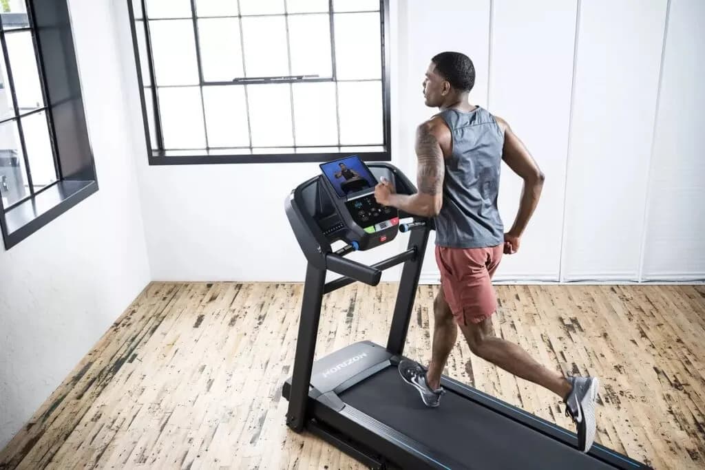 Jak prawidłowo chodzić na bieżni, aby uniknąć kontuzji i cieszyć się efektami