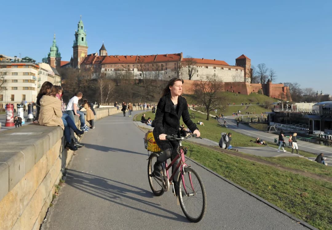 Najlepsze trasy rowerowe do Tyńca z Krakowa - uniknij tłumów i ciesz się widokami
