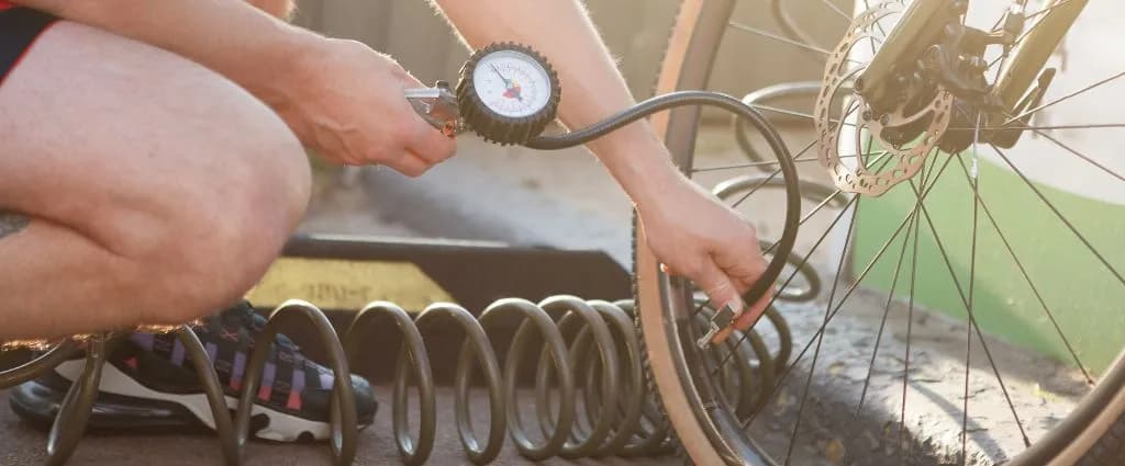 Jak napompować rower na stacji: uniknij problemów z wentylami
