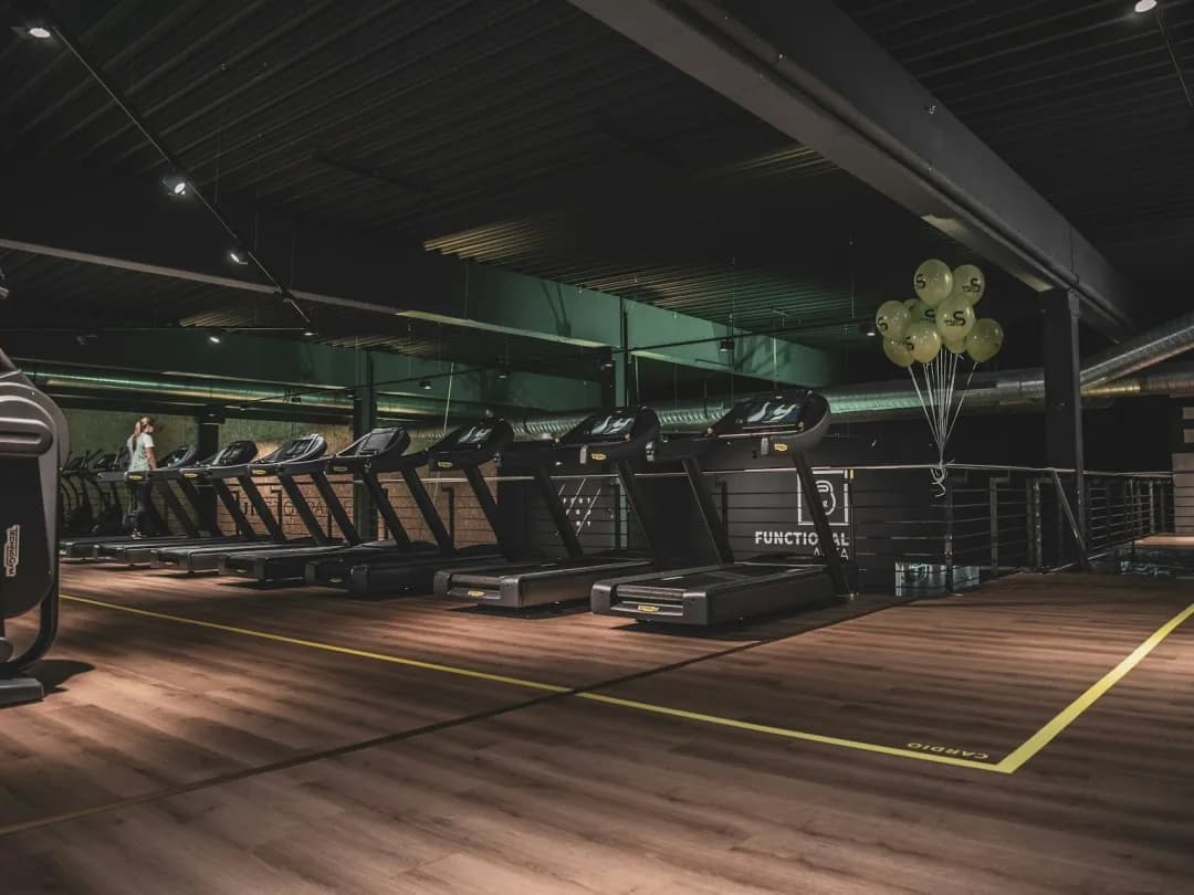 Jak używać bieżni na siłowni, aby uniknąć kontuzji i osiągnąć wyniki