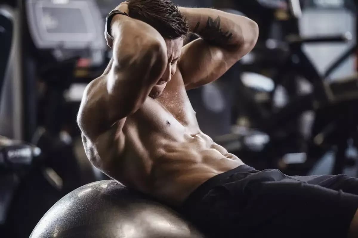 Trening abs co to? Poznaj skuteczne ćwiczenia na brzuch